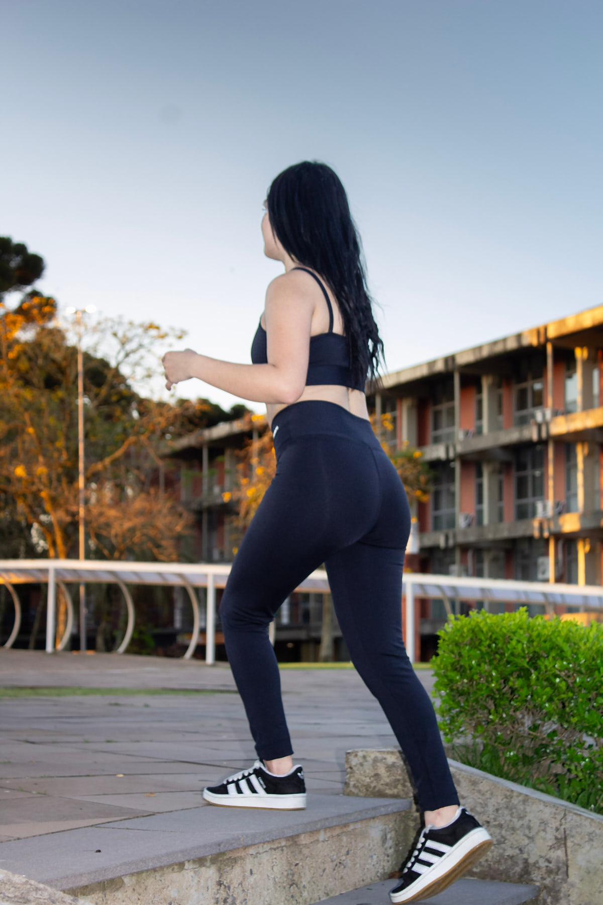 Modelo subindo escadas com conjunto Black Fitmora